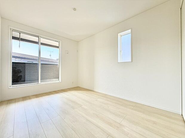 【寝室】■シンプルな空間で、収納付きベッドやデスクなど、多機能な家具を活用しやすいです