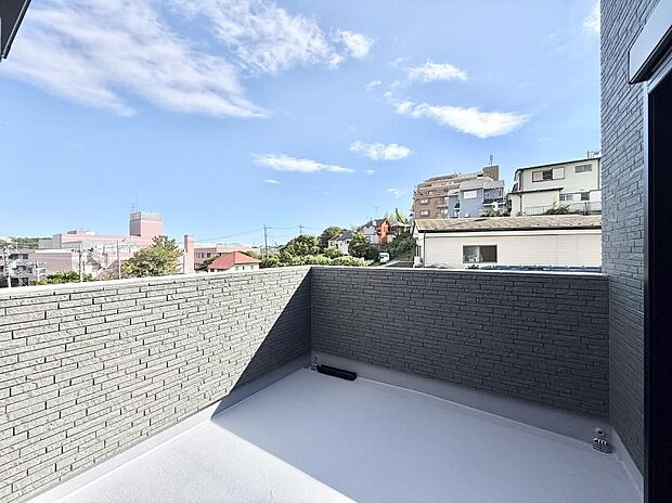 【バルコニー】■ 季節の移ろいを感じられる開放的な空間です