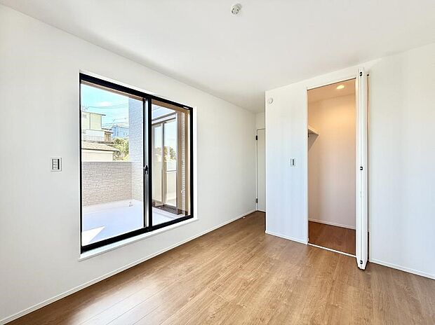 【リビング以外の居室】■落ち着いた色合いのお部屋で穏やかな時間を楽しめます