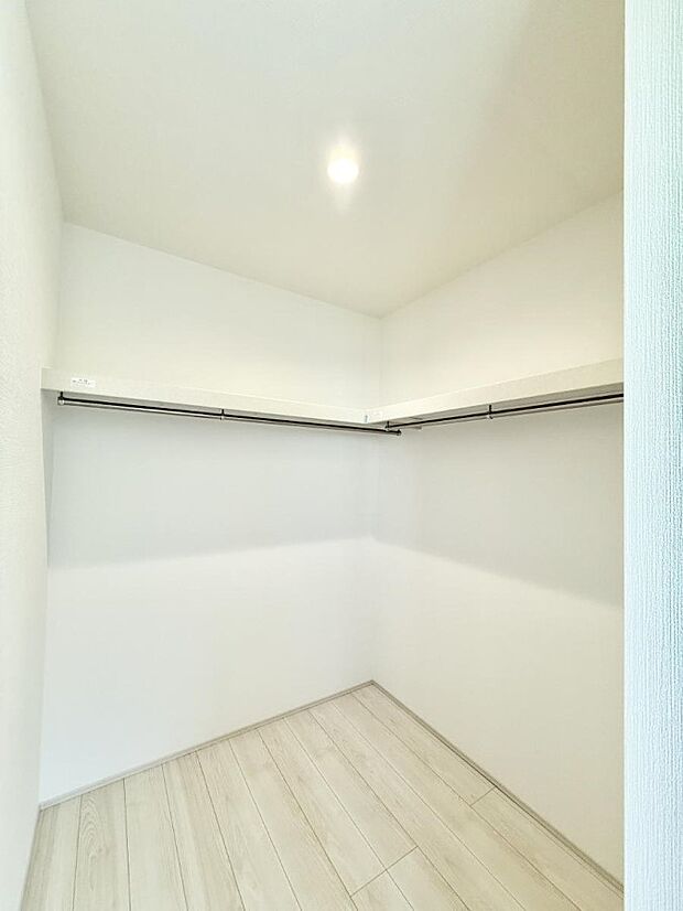 【収納】■季節の洋服も、思い出の小物もすっきり収納できるウォークインクローゼット付  