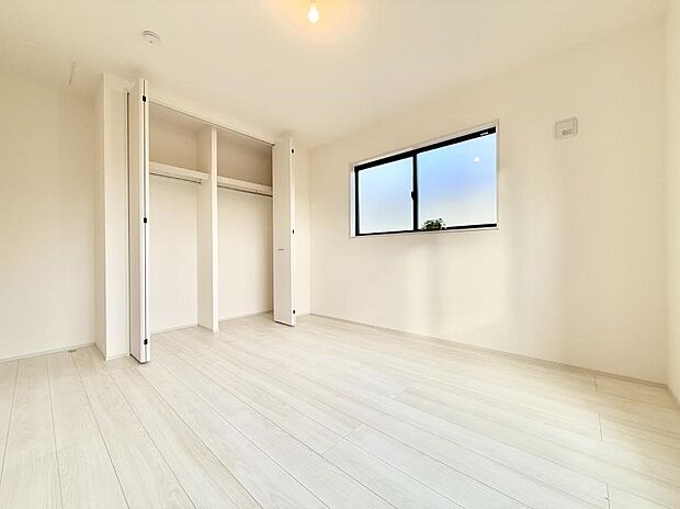 【寝室】■窓の配置や通気性の良い設計で部屋の空気がこもらず、常に新鮮な空気が流れます