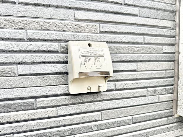 【屋外コンセント】■屋外に電源コンセントがあれば、高圧洗浄機で窓や外壁を掃除するなど便利です。