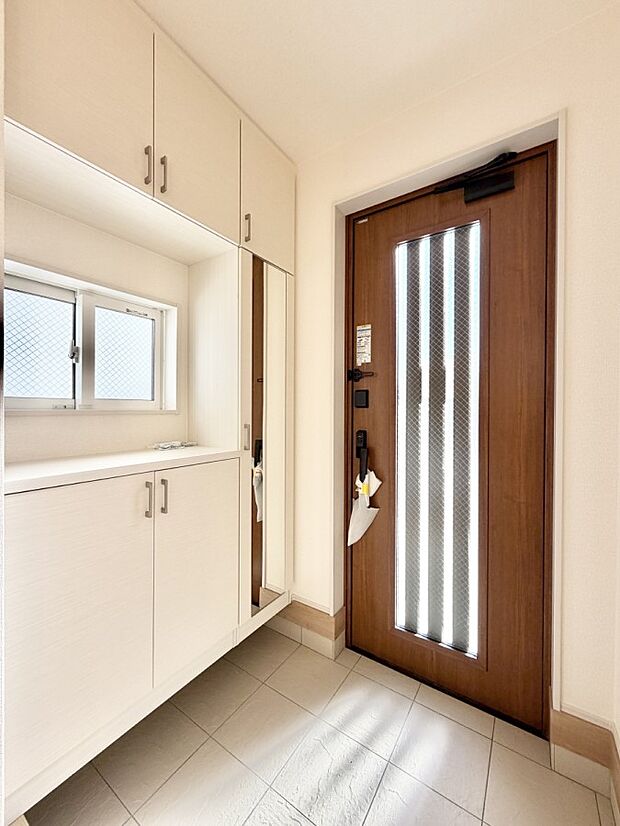 【玄関】■ 家族やゲストをやさしく迎える、心地よい空間