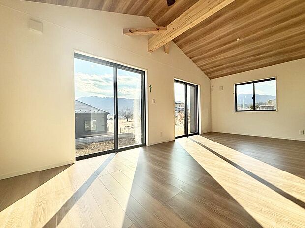 【リビング】■家族の時間を彩る、快適で癒される空間