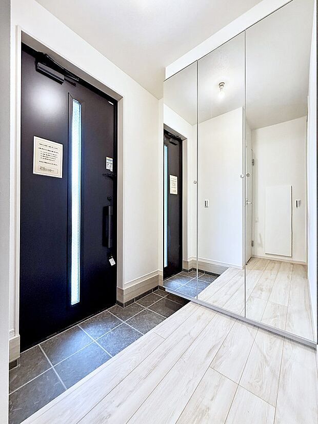 【玄関】■ 家族やゲストをやさしく迎える、心地よい空間