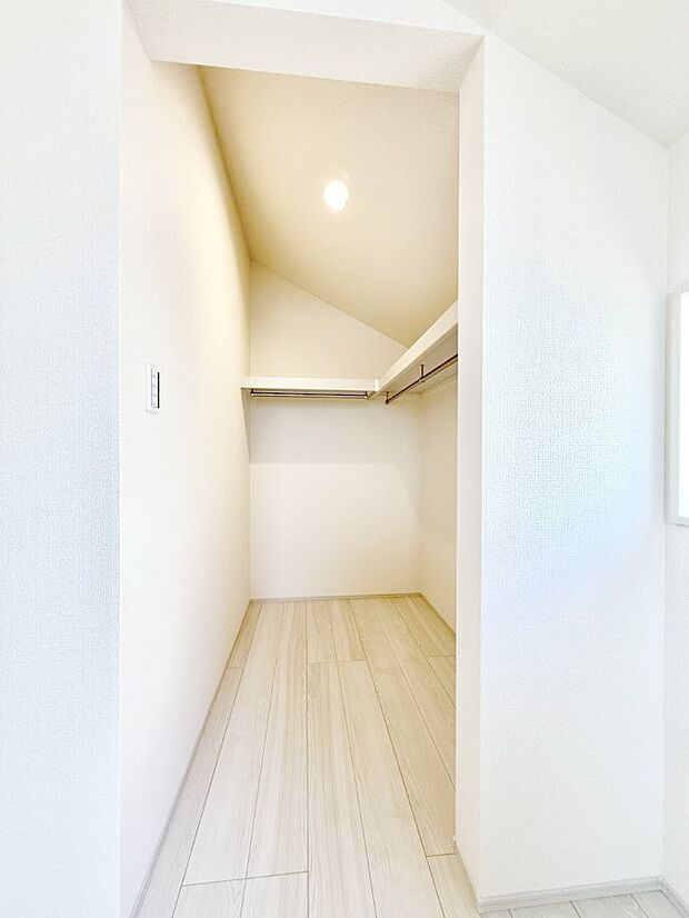 【収納】■季節の洋服も、思い出の小物もすっきり収納できるウォークインクローゼット付
