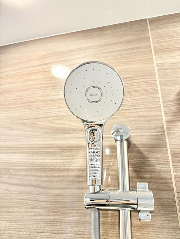 【止水シャワーヘッド】■手元で簡単に止水できるため、水の無駄遣いを減らすことができます。