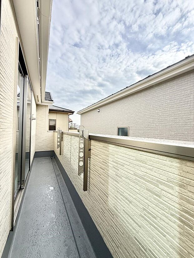 【バルコニー】■ 朝のコーヒーや夜の星空を楽しむ、癒しの場所