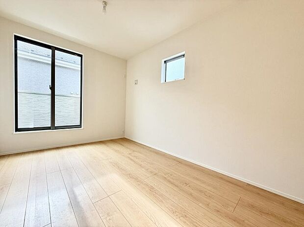 【寝室】■窓の配置や通気性の良い設計で部屋の空気がこもらず、常に新鮮な空気が流れます