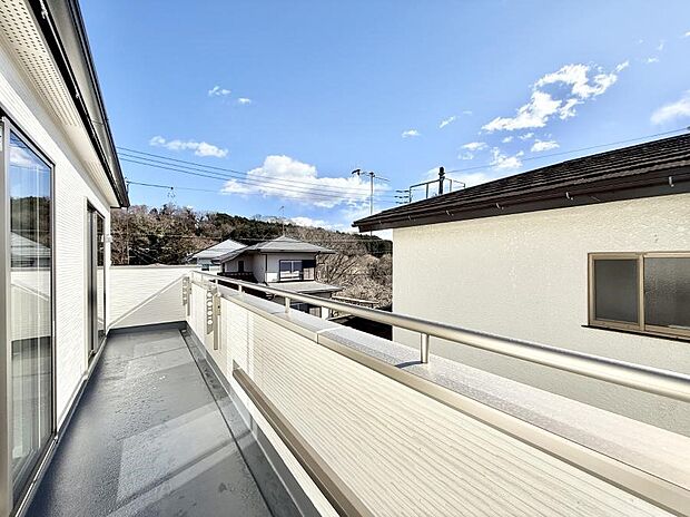 【バルコニー】■ 季節の移ろいを感じられる開放的な空間です