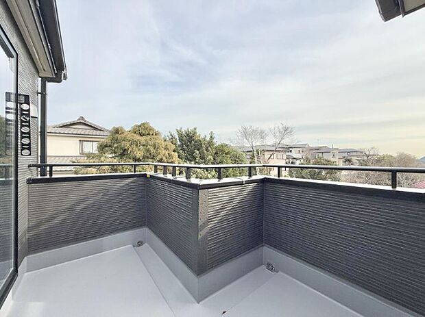 【バルコニー】■ 季節の移ろいを感じられる開放的な空間です