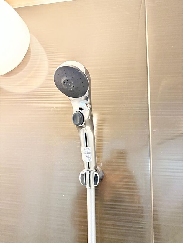 【止水シャワーヘッド】■手元で簡単に止水できるため、水の無駄遣いを減らすことができます。