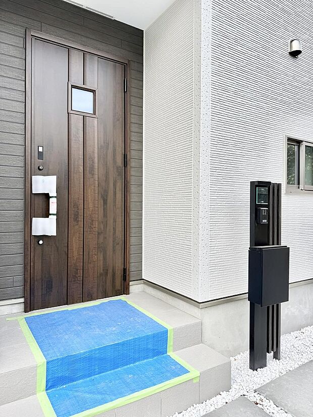 【玄関】■ シンプルで美しく、住まいの第一印象を彩る玄関です