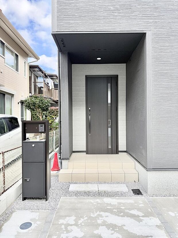 【玄関】■ 心地よい暮らしへとつながる、温かい玄関