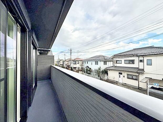 【バルコニー】■ 朝のコーヒーや夜の星空を楽しむ、癒しの場所