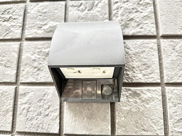 【屋外コンセント】■屋外に電源コンセントがあれば、高圧洗浄機で窓や外壁を掃除するなど便利です。