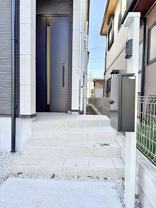 【玄関】■ 心地よい暮らしへとつながる、温かい玄関