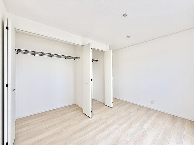 【寝室】■シンプルな空間で、収納付きベッドやデスクなど、多機能な家具を活用しやすいです