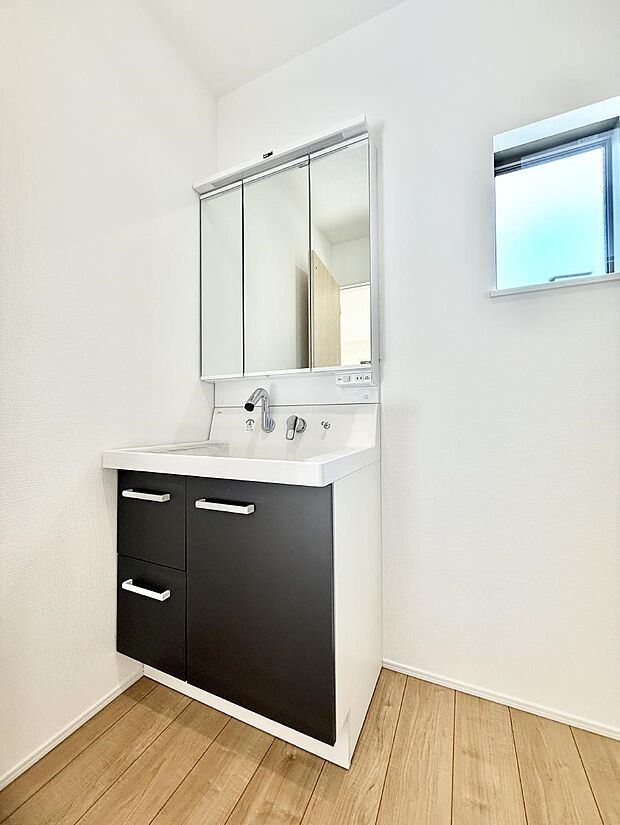 【レンジフード】■調理時の蒸気や匂いが換気扇に誘導され、効率的に排煙ができます。