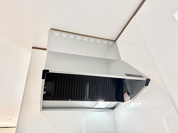【レンジフード】■調理時の蒸気や匂いが換気扇に誘導され、効率的に排煙ができます。