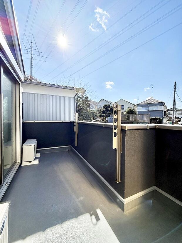 【バルコニー】■ 心地よい風と光を感じる、くつろぎのバルコニー