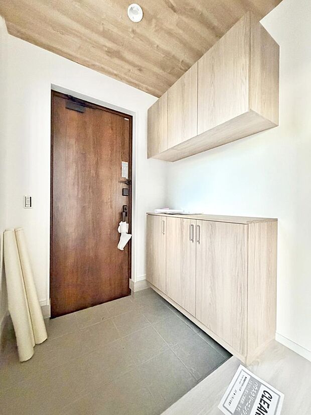 【玄関】■ 家族やゲストをやさしく迎える、心地よい空間