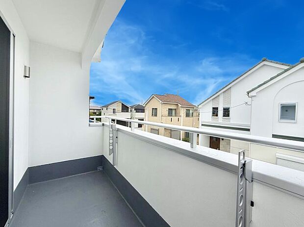 【バルコニー】■ 心地よい風と光を感じる、くつろぎのバルコニー