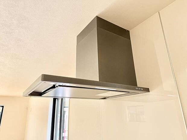 【レンジフード】■調理時の蒸気や匂いが換気扇に誘導され、効率的に排煙ができます。