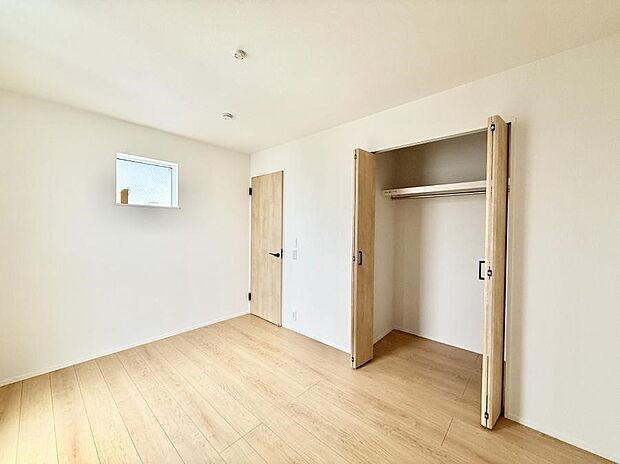 【寝室】■窓の配置や通気性の良い設計で部屋の空気がこもらず、常に新鮮な空気が流れます