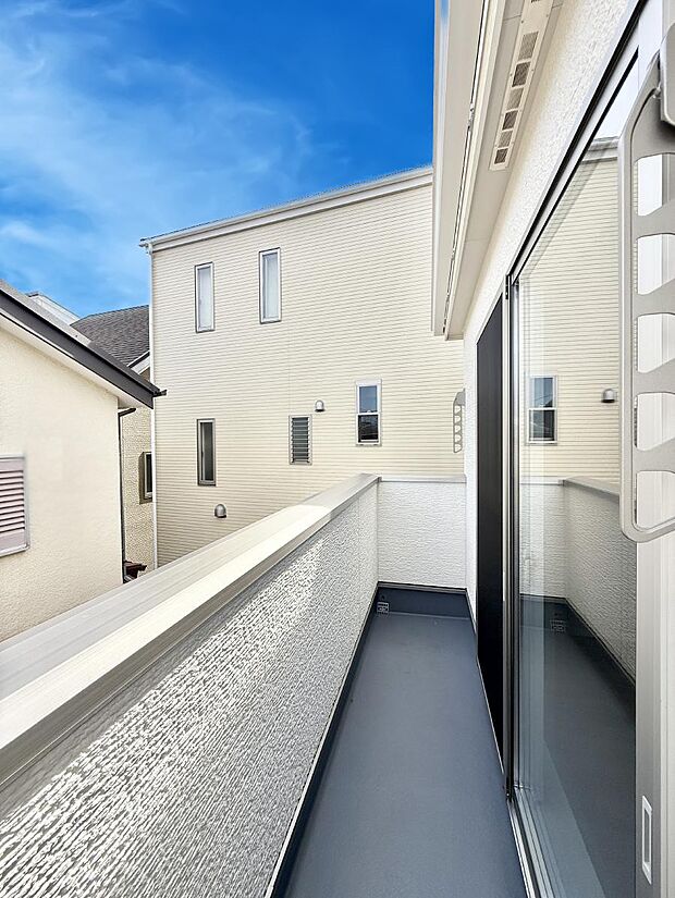 【バルコニー】■ 季節の移ろいを感じられる開放的な空間です