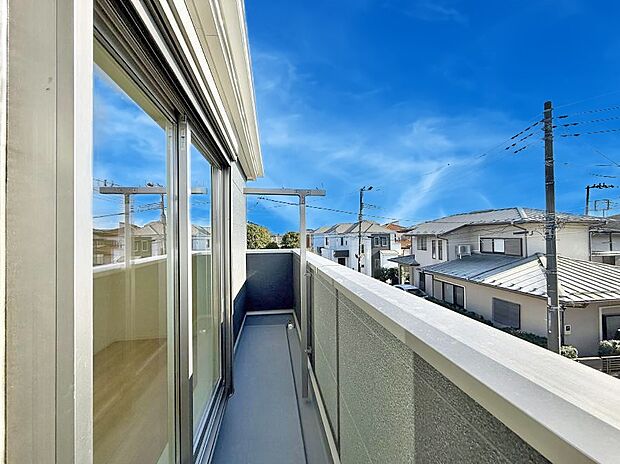 【バルコニー】■ 朝のコーヒーや夜の星空を楽しむ、癒しの場所