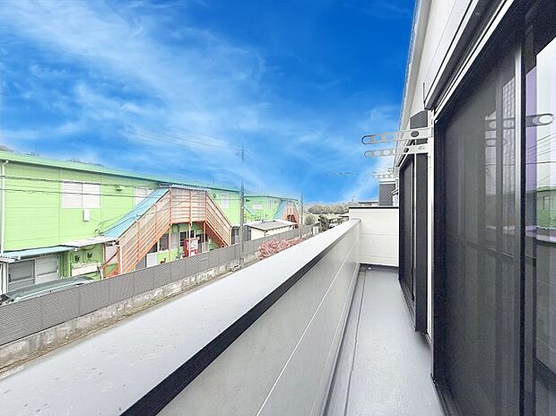 【バルコニー】■ 朝のコーヒーや夜の星空を楽しむ、癒しの場所