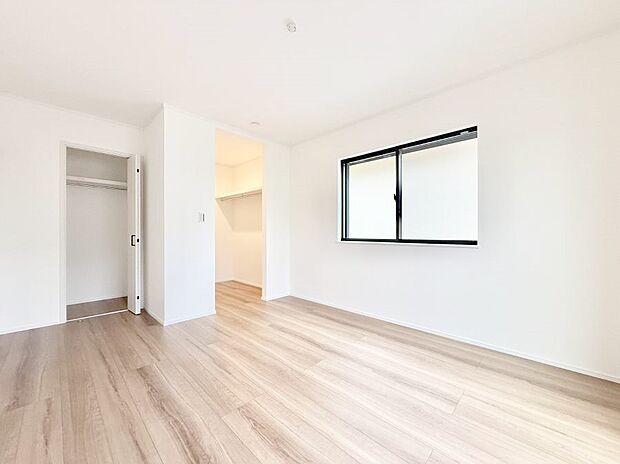 【寝室】■窓の配置や通気性の良い設計で部屋の空気がこもらず、常に新鮮な空気が流れます