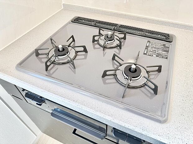 【3口ガスコンロ】■一度に多くの料理ができ便利で効率的