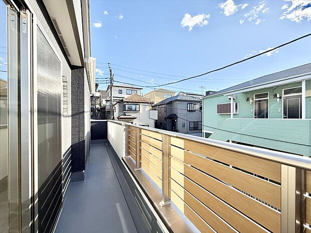 【バルコニー】■ 季節の移ろいを感じられる開放的な空間です