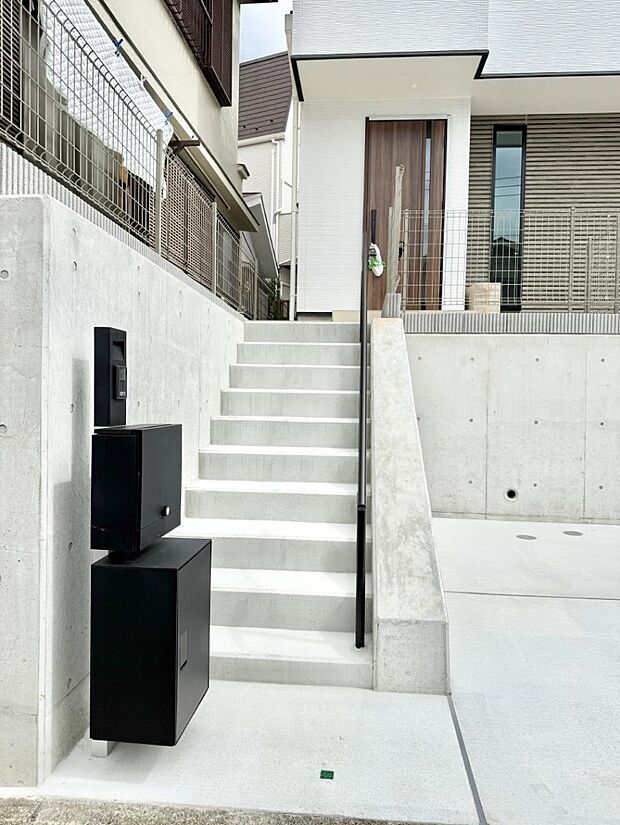 【玄関】■ 帰るたびにホッとする、安心感のある佇まい