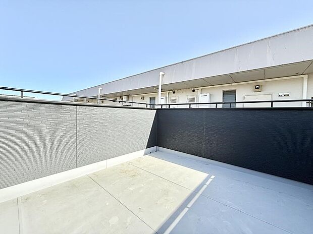 【バルコニー】■ 朝のコーヒーや夜の星空を楽しむ、癒しの場所