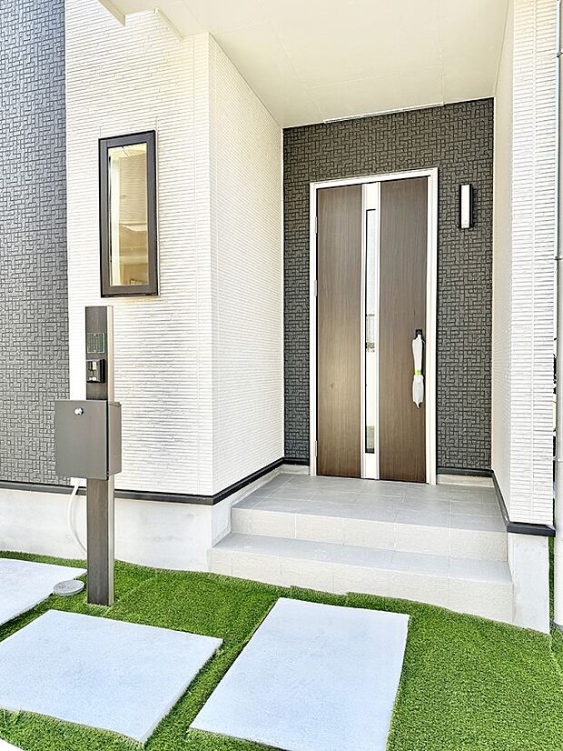 【玄関】■ シンプルで美しく、住まいの第一印象を彩る玄関です