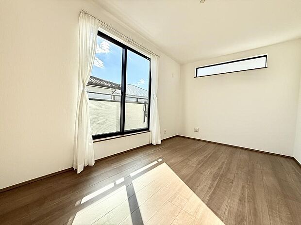 【寝室】■窓の配置や通気性の良い設計で部屋の空気がこもらず、常に新鮮な空気が流れます