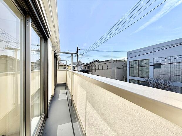 【バルコニー】■ 季節の移ろいを感じられる開放的な空間です