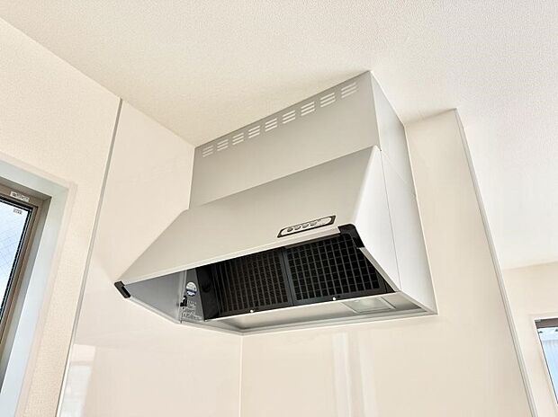 【レンジフード】■フードに覆われている為、匂いが換気扇に誘導され、効率的に排煙ができます