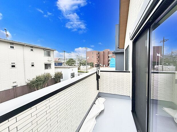 【バルコニー】■ 季節の移ろいを感じられる開放的な空間です