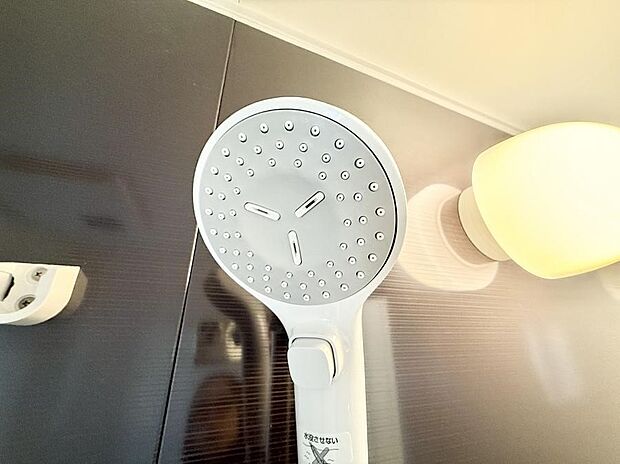 【止水シャワーヘッド】■手元で簡単に止水できるため、水の無駄遣いを減らすことができます。