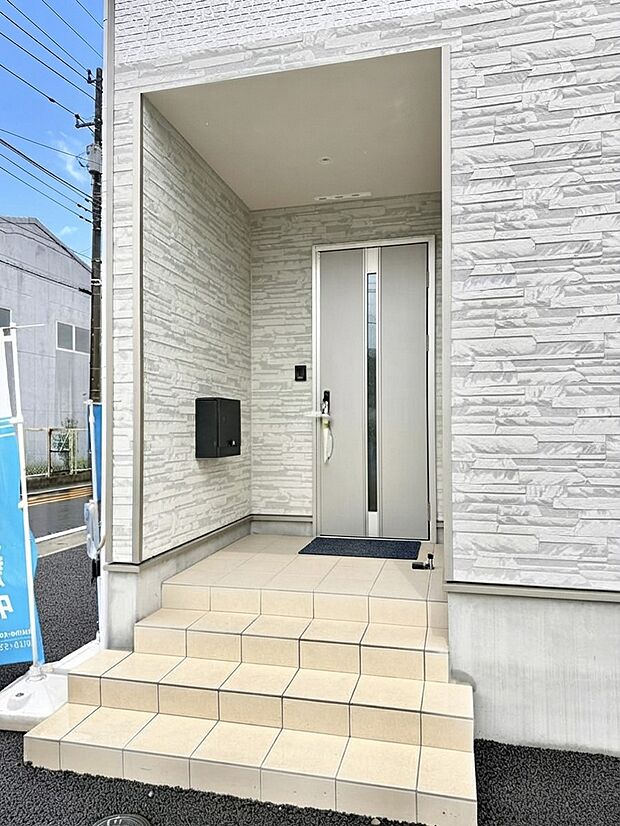 【玄関】3号棟  ■ 心地よい暮らしへとつながる、温かい玄関