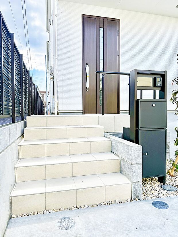 【玄関】■ 心地よい暮らしへとつながる、温かい玄関