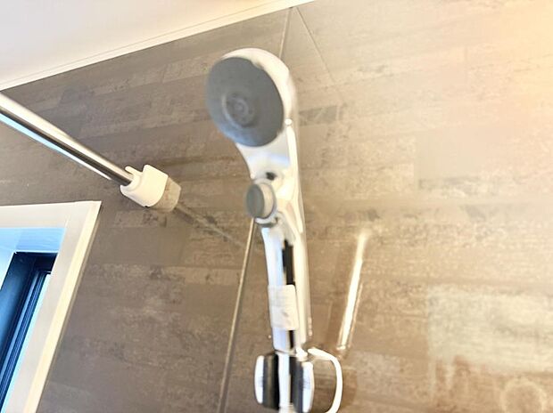 【止水シャワーヘッド】■わざわざシャワー水栓のレバーまで手を伸ばす必要がなく、簡単に止水できる