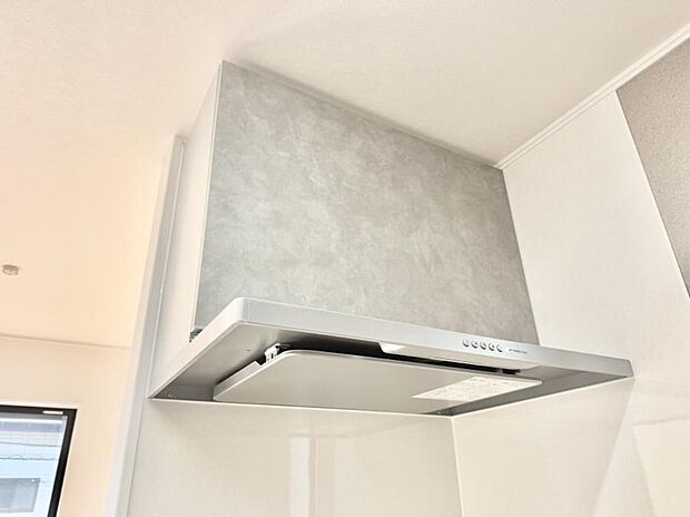 【レンジフード】■調理時の蒸気や匂いが換気扇に誘導され、効率的に排煙ができます。