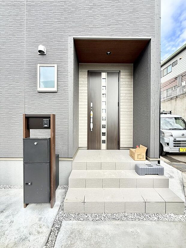 【玄関】■ 家族とゲストをやさしく迎える、心温まる玄関