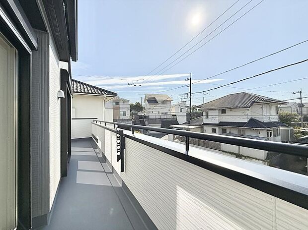 【バルコニー】■ 季節の移ろいを感じられる開放的な空間です