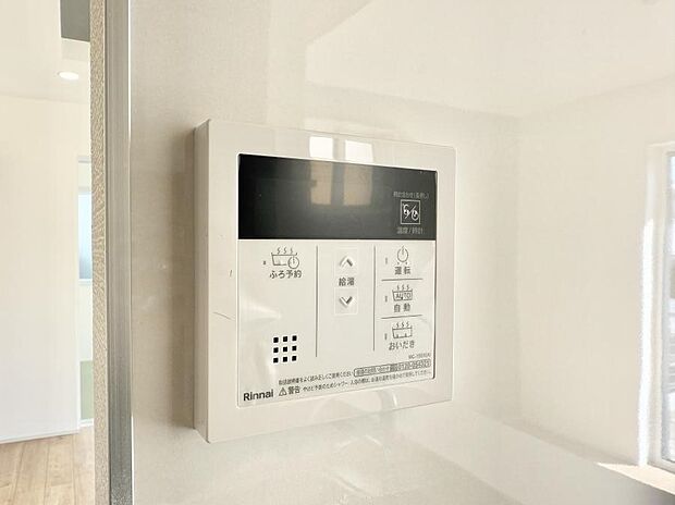 【追い炊き機能付浴室】■家族の入浴時間がバラバラでも、いつでも温かいお風呂に入れます。